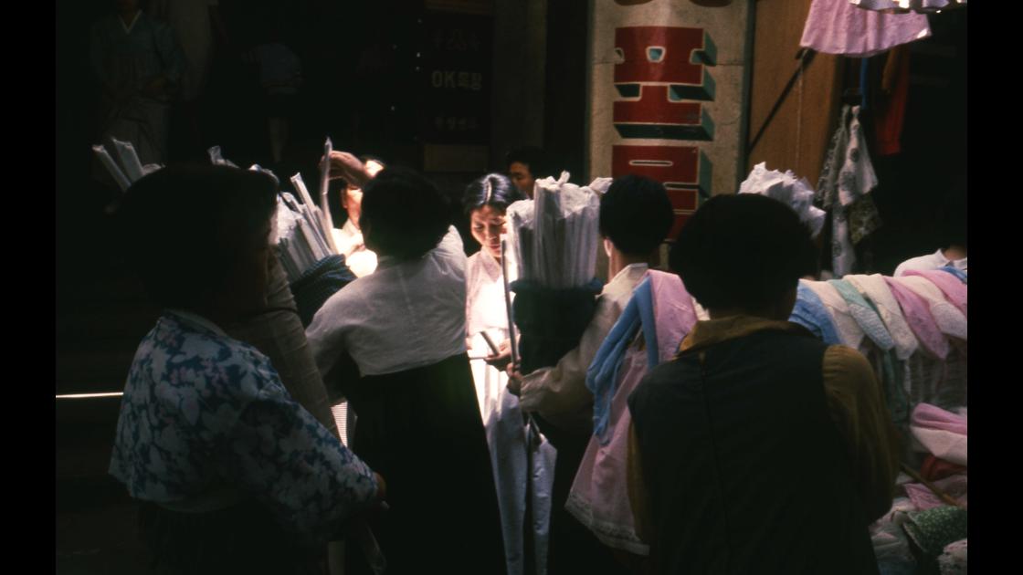 1968년 서울 남대문시장 포목점 거리 썸네일