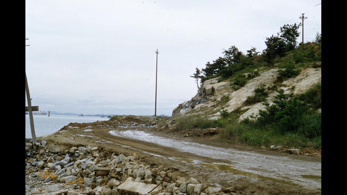 1953년 미공병대 인천 해안지역 도로개설을 위해 다이너마이트 장착을 끝내고 썸네일
