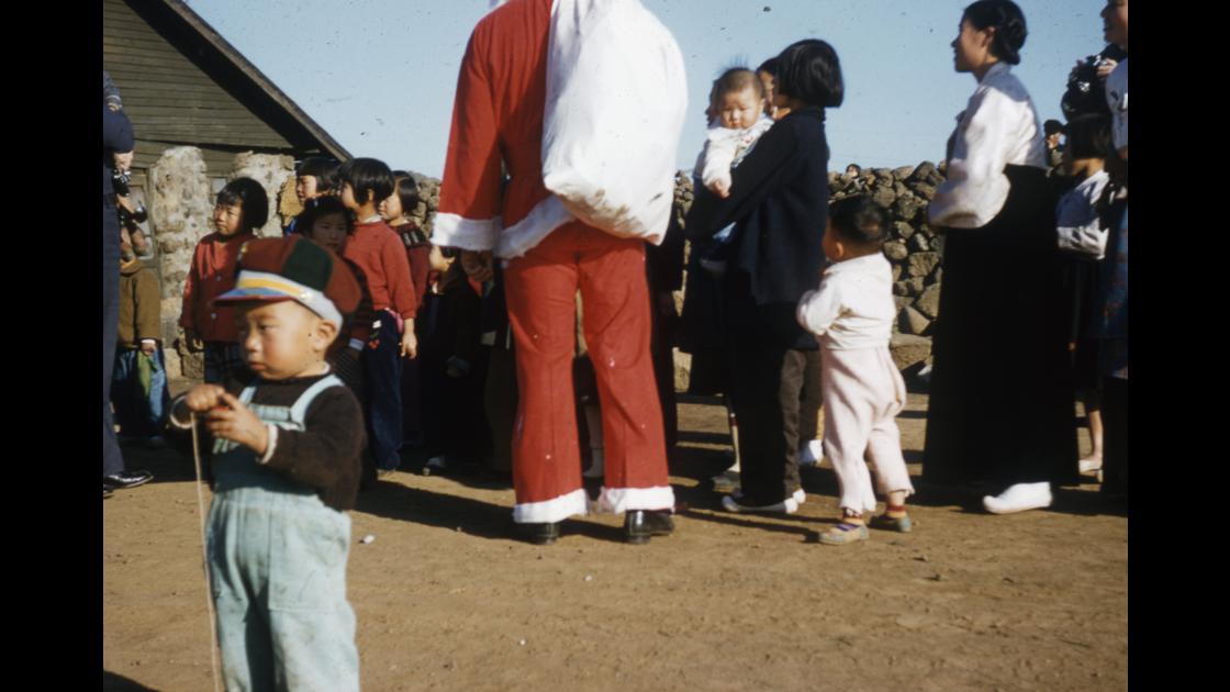 1953년 제주도 어느 마을의 크리스마스 행사장의 산타 뒷모습 썸네일