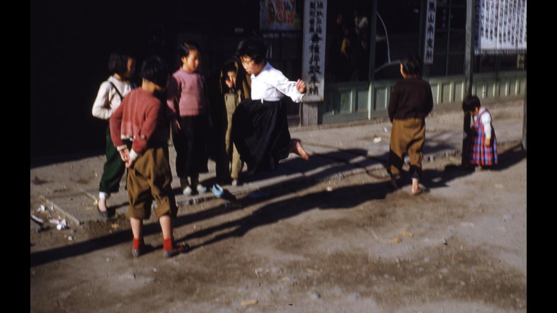1952년 마산의 어느골목에서 고무줄 뛰기를 하는 소녀들 썸네일