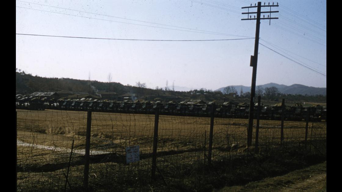 1954년 경북 왜관의 미군 장갑차 대기소 썸네일