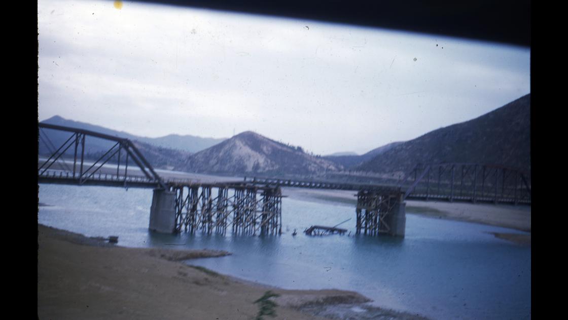 1951년 경북 칠곡군 왜관읍의 왜관철교가 폭격의 피해로 파괴된 모습 썸네일