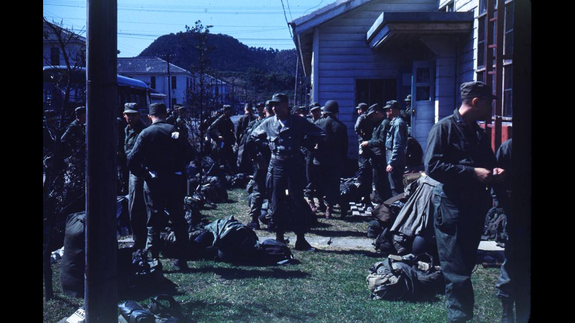 1951년 미 해병대 군인들이 한국전쟁 파병을 위해 각자 군장을 준비하느 모습 썸네일