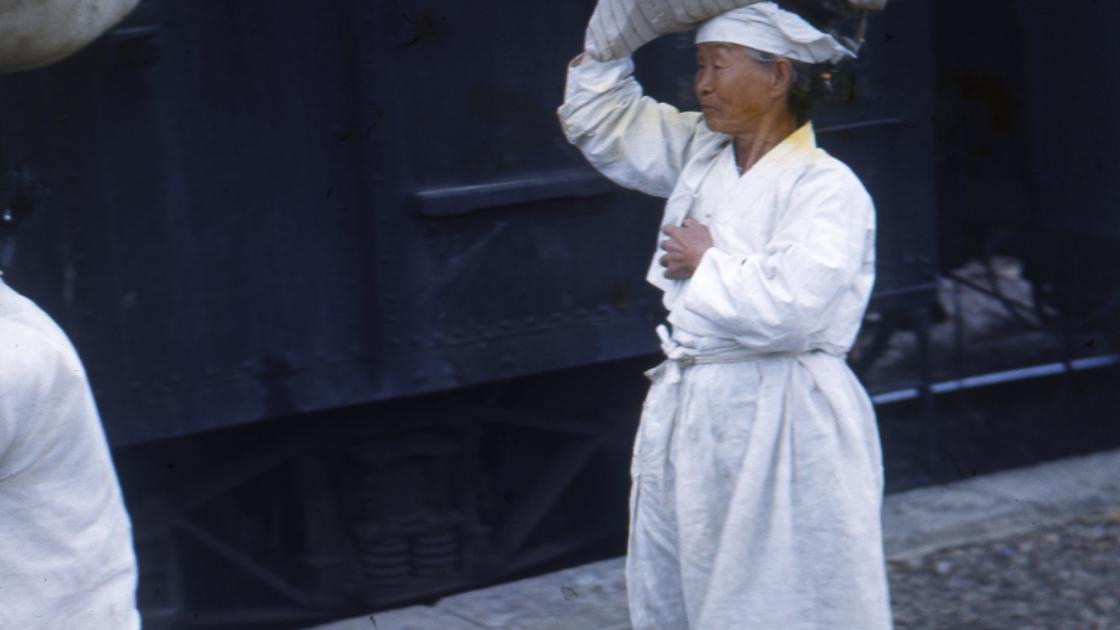 1951년 부산역 구내에서 서성이는 피란을 내려온 여인 썸네일