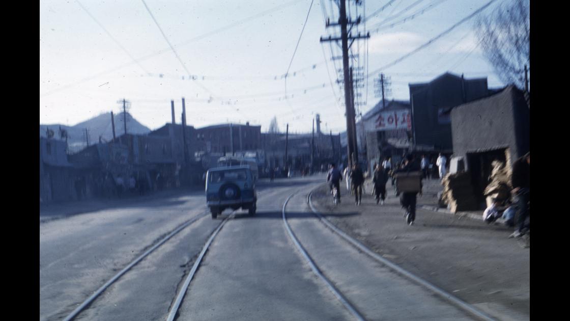 1960년 4월 서울의 전차 선로를 따라 가는 도로의 곡각지점 썸네일