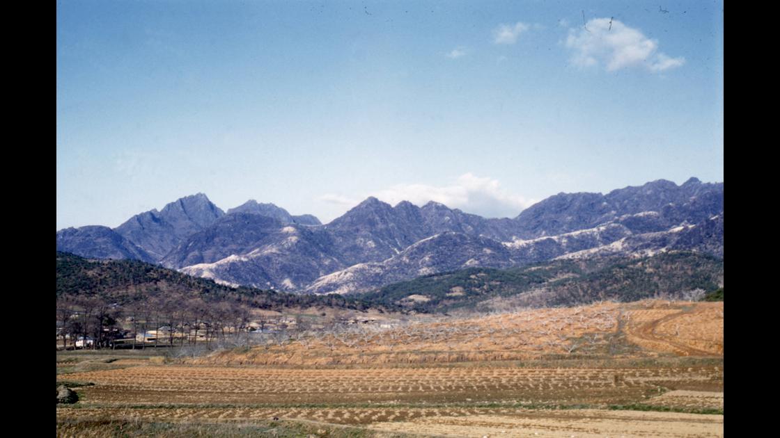 1960년 4월 임진강변의 북한지역 산 능선들_1 썸네일