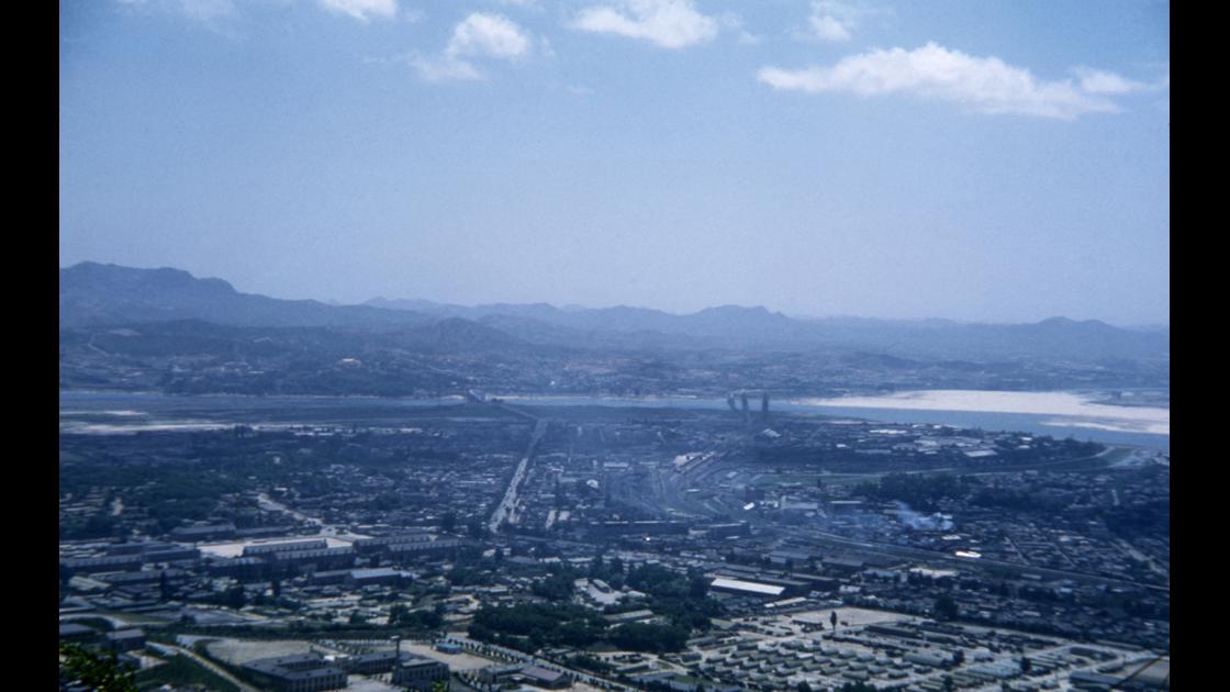1960년 6월 서울 용산 미8군기지 상공에서 바라본 관악산 방향 시가지 썸네일