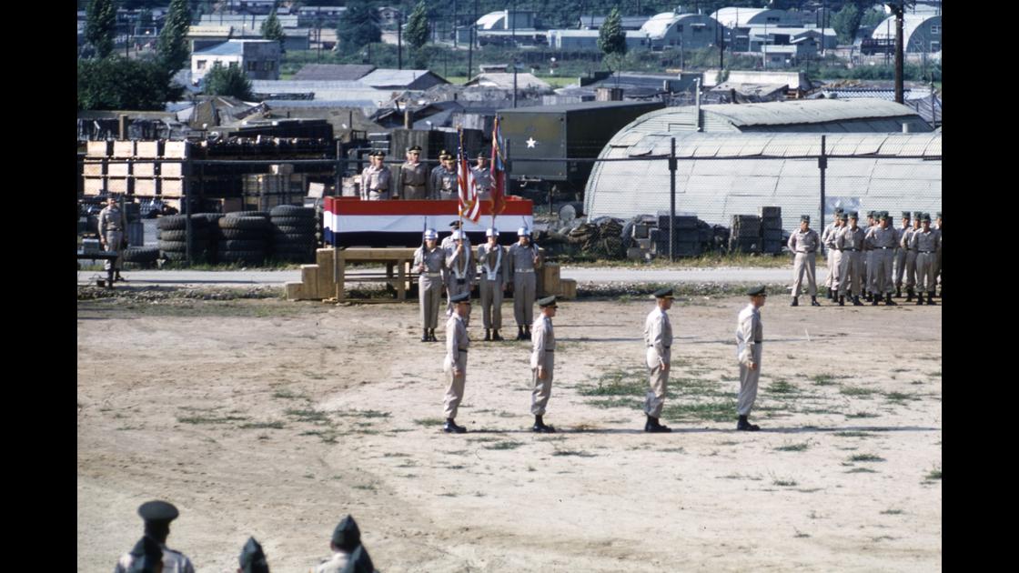 1960년 9월 주한 미8군 제1기갑사단 연대장 이취임식_부대 사열을 위한 부대장 위치로 썸네일