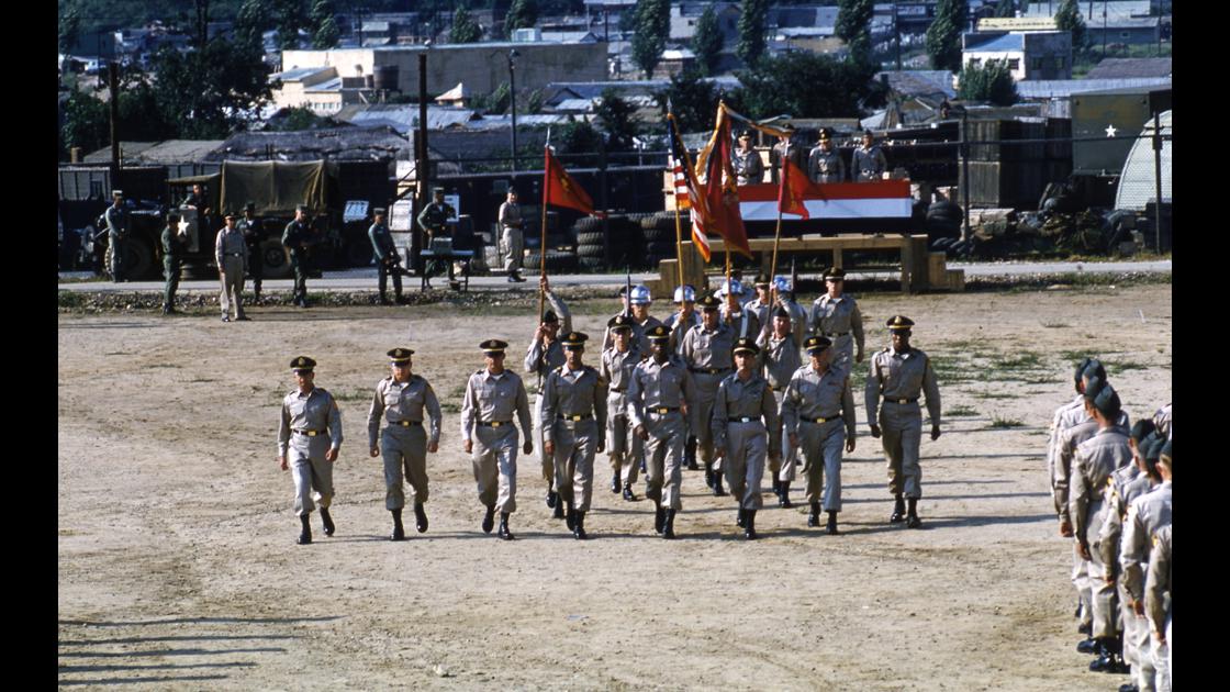 1960년 9월 주한 미8군 제1기갑사단 연대장 이취임식_부대 사열준비를 위한 정위치로 썸네일