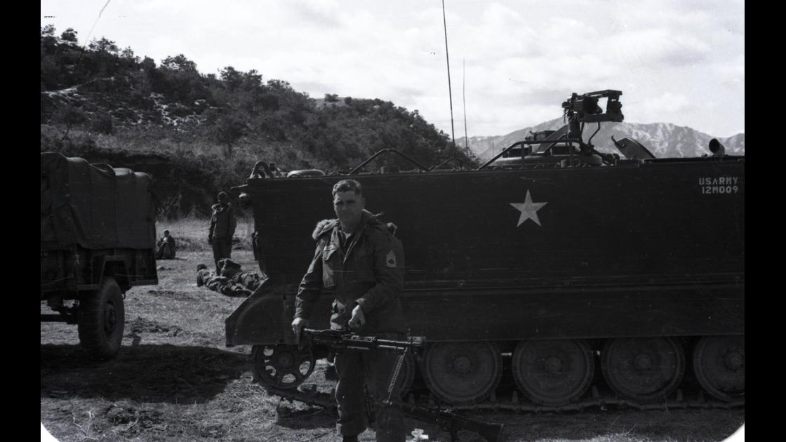 1963년 경기도 파주의 미군 야외기동훈련장소에 야전캠프를 마련하고 장갑차 옆에서 기관총을 들어보이는 미군 병사 썸네일