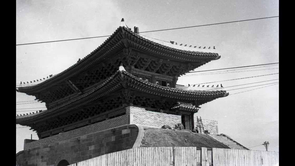 1963년 서울 남대문 보수공사 모습_2 썸네일