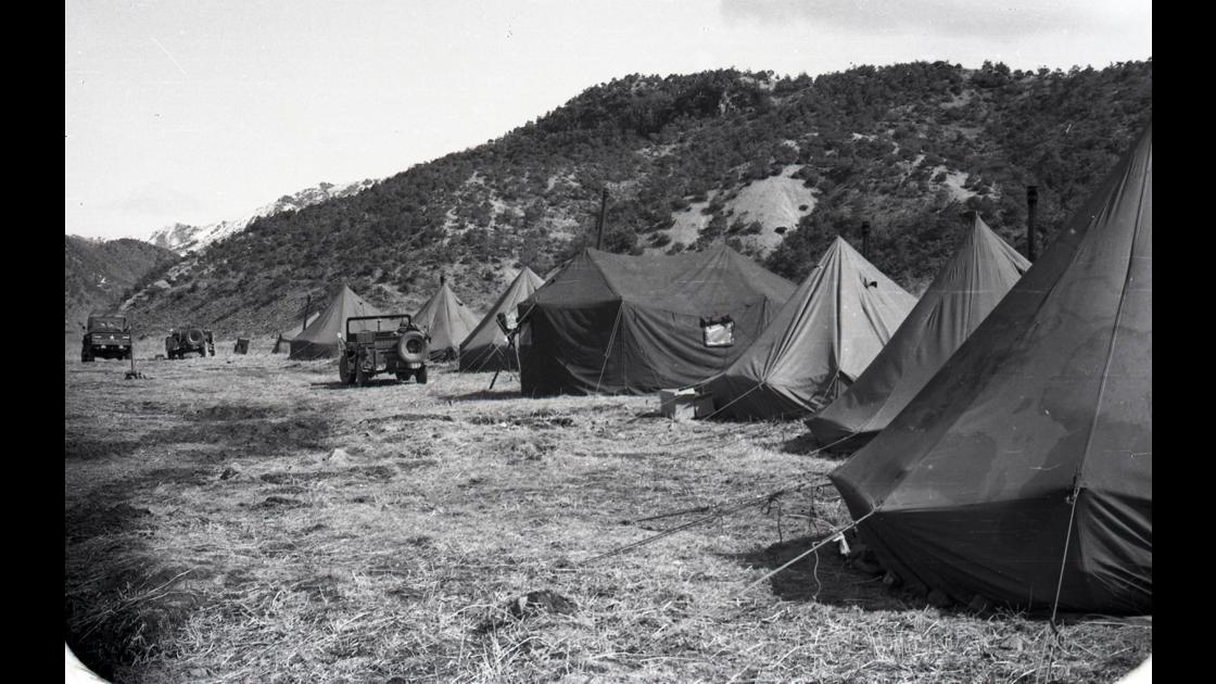 1963년 경기도 파주의 미군 야외기동훈련장소의 야전캠프의 천막 막사들 썸네일