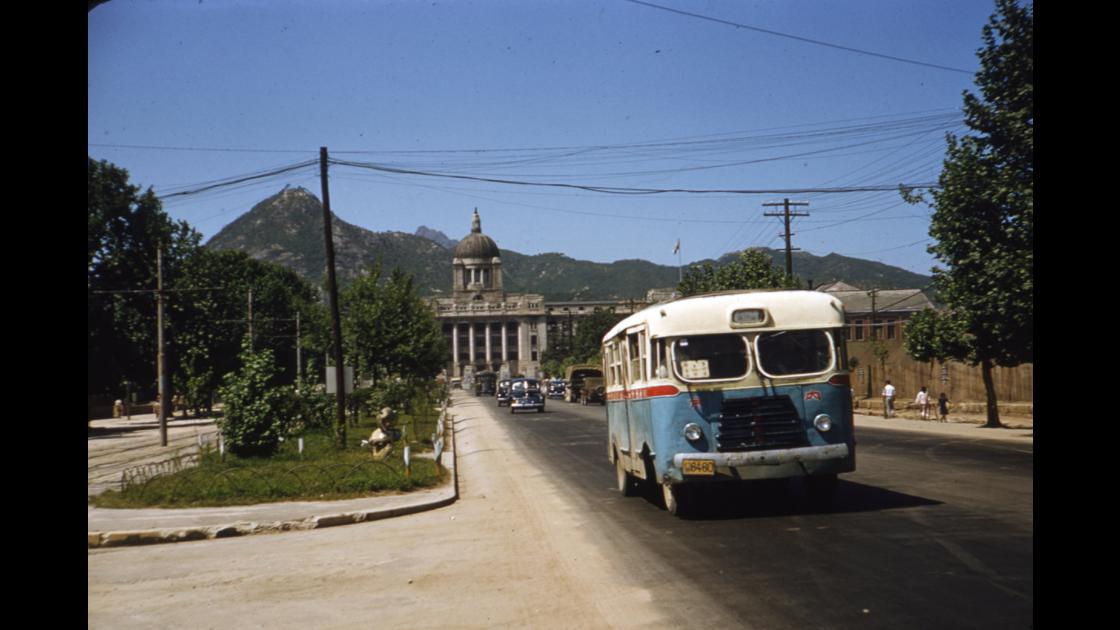 1954년 7월 14일 서울 중앙청 앞 대로를 지나는 시내버스 썸네일
