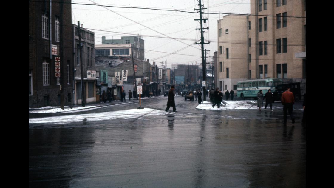 1960년 1월 서울시내 부국증권 앞 거리 썸네일