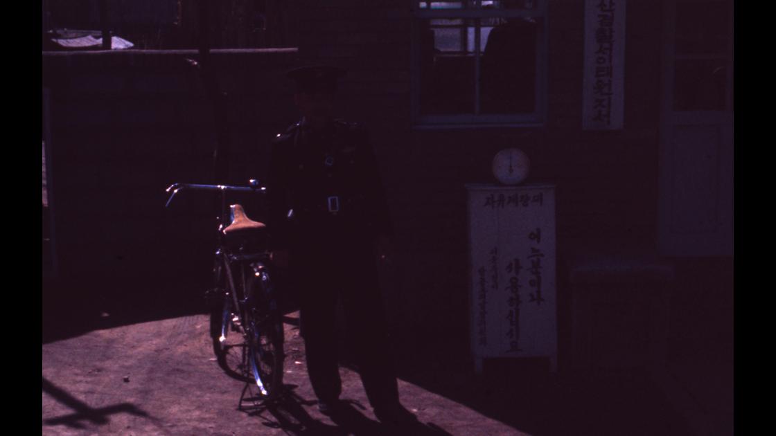1960년 3월 서울 용산경찰서 이태원지서 앞의 자유계량대 썸네일