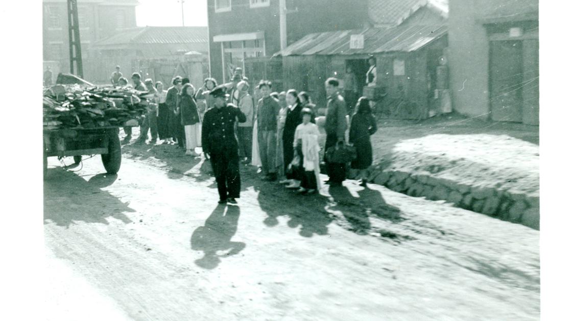 1953년 부산 부산진구 부전동 거리에서 버스를 기다리는 사람들_1 썸네일