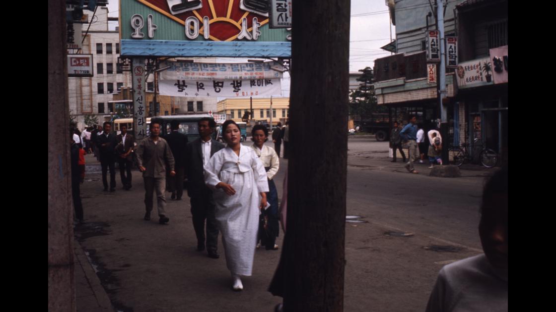 1966년 부산 중구 광복동 입구의 행인들 썸네일