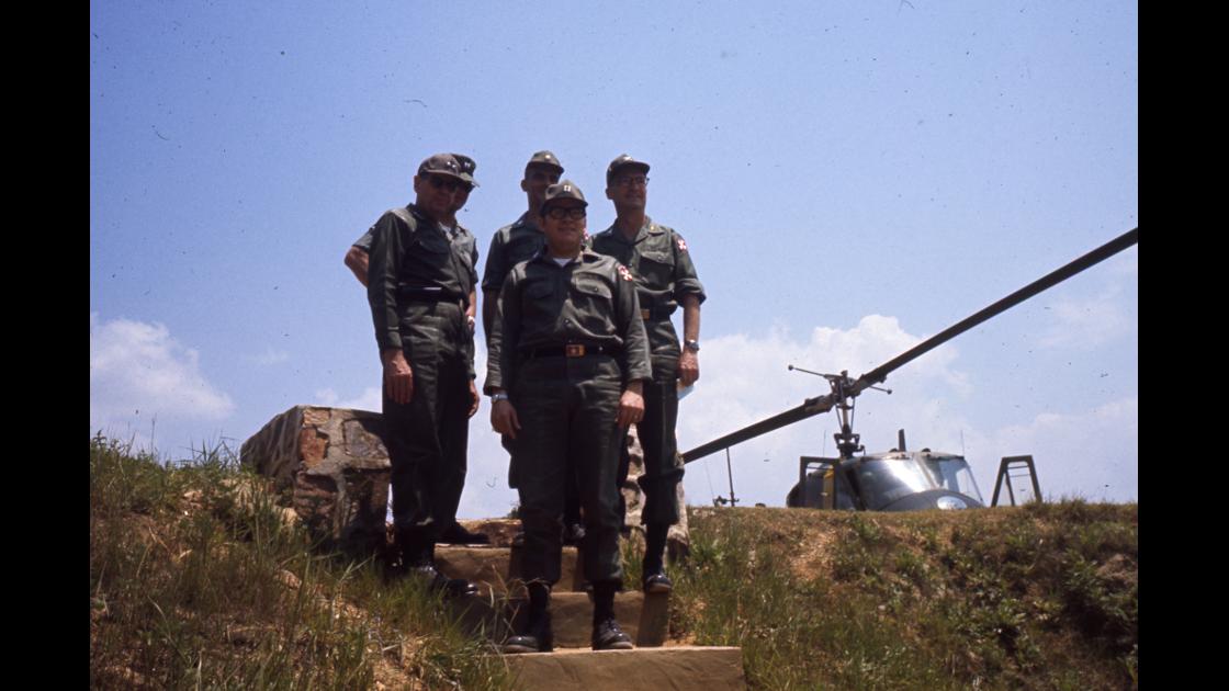 1970년대 초 미8군 소장과 미보병2사단 지휘관 기념촬영 썸네일