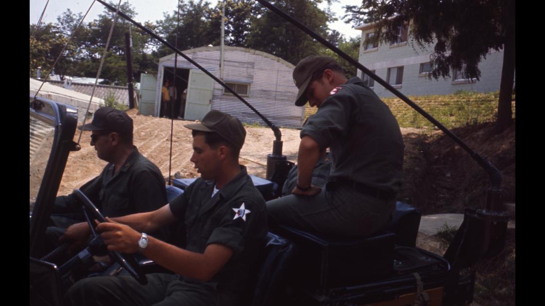 1970년대 초 미8군 소장의 DMZ 일선 미보병2사단 시찰_6 썸네일