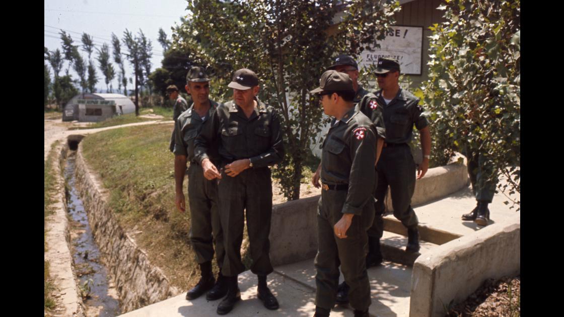 1970년대 초 미8군 소장의 DMZ 일선 미보병2사단 시찰_3 썸네일