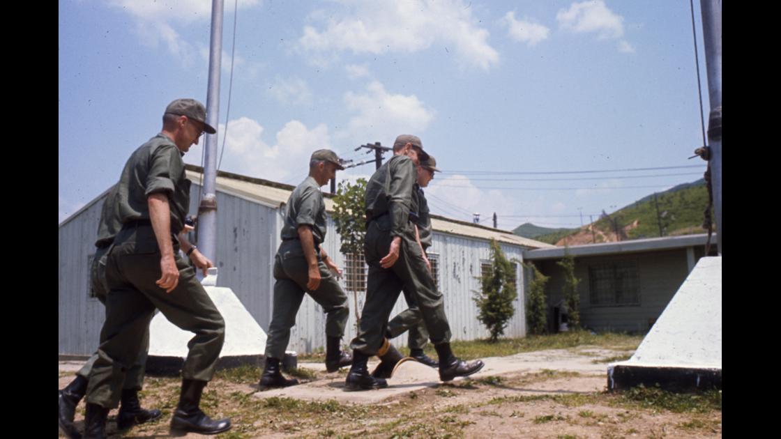 1970년대 초 미8군 소장의 DMZ 일선 미보병2사단 시찰_4 썸네일