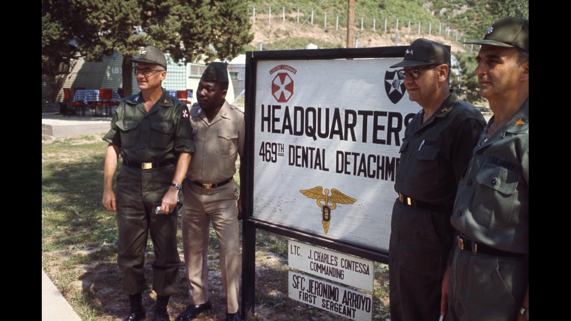 1970년대 초 미8군 소장이 미보병2사단의 치과진료실 안내판 앞 기념촬영 썸네일
