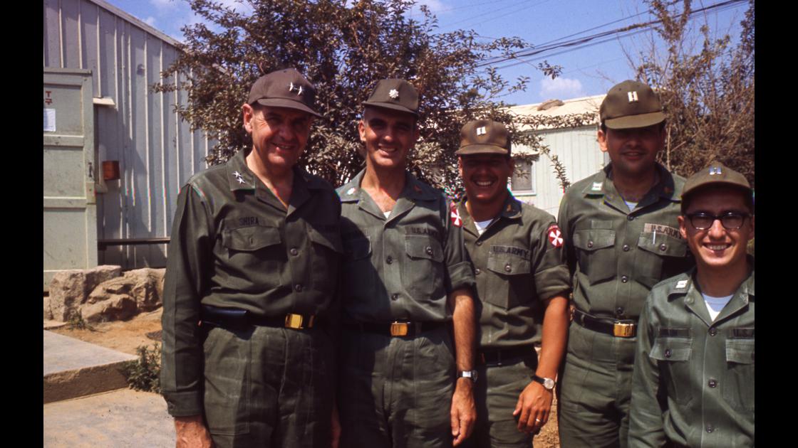1970년대 초 미8군 소장의 DMZ 일선 미보병2사단 지휘관과 기념 촬영 썸네일