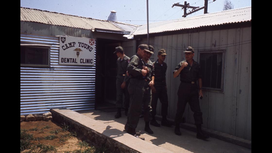 1970년대 초 미8군 소장의 DMZ 일선 미보병2사단 치과 진료실 방문 썸네일