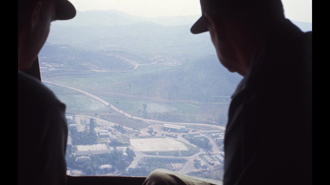 1970년대 초 미8군 소장이 헬기로 DMZ 일선 미보병2사단 방문 썸네일