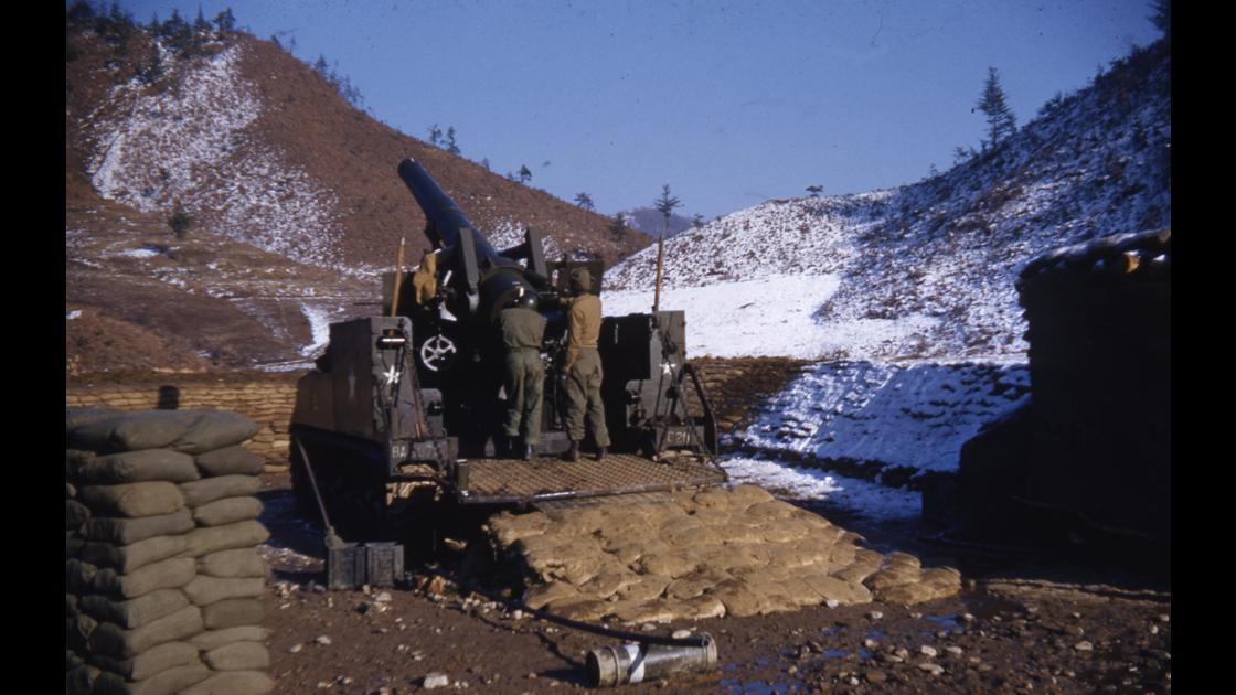 1952년 겨울 강원도지역 미군 야전캠프의 155mm 포_2 썸네일