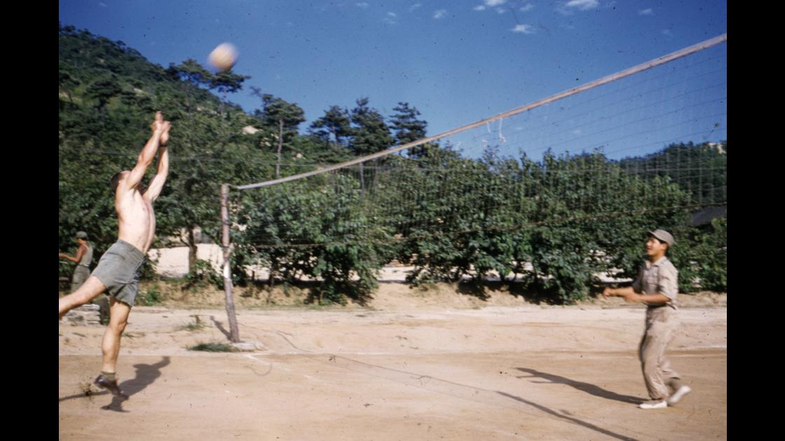 1952년 8월 강원도 통천의 미육군 제25보병사단 소속 병사들의 배구 경기 썸네일