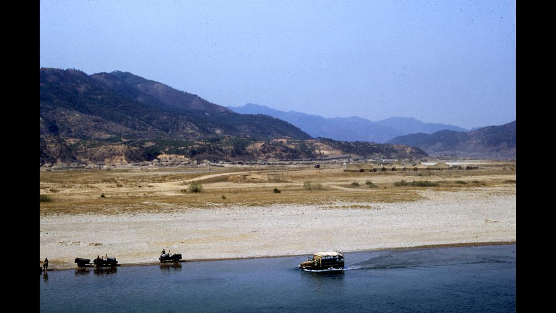 1953년 춘천 인근 강변에 훈련 캠프를 조성한 미 미 제10군단 공병대 썸네일