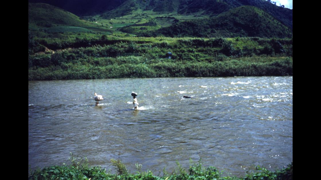 1953년 춘천 인근지역 강을 건너는 장꾼 부부 썸네일