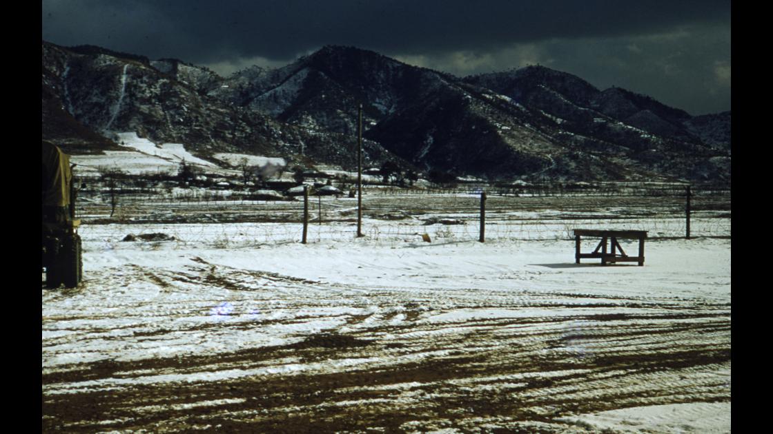 1953년 강원도 인제군 소양강변 마을 옆에 자리한 미군 캠프에 눈이 내린 모습 썸네일