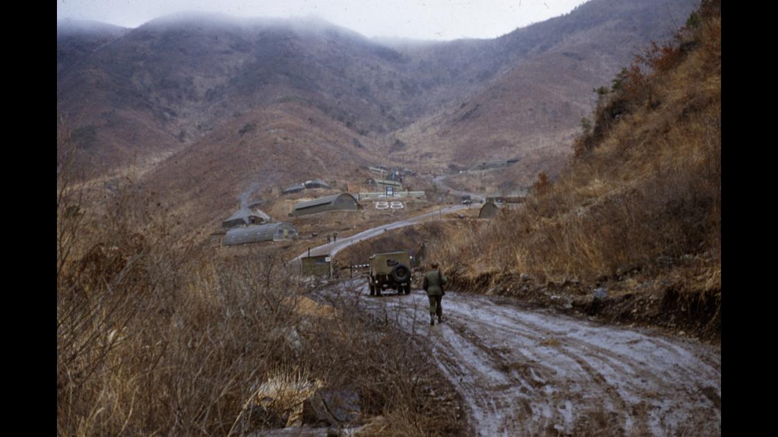 1954년 2월 강원도 산간지역의 미군 캠프 썸네일
