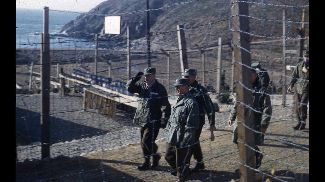 1952년 거제도포로수용소를 시찰하는 미군 장교들_1 썸네일