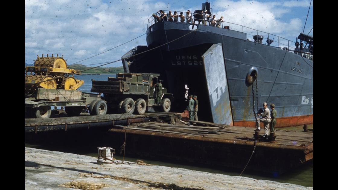1952년 거제도 포로수용소 터 정지작업 장비를 이송하는 LST 군함 썸네일