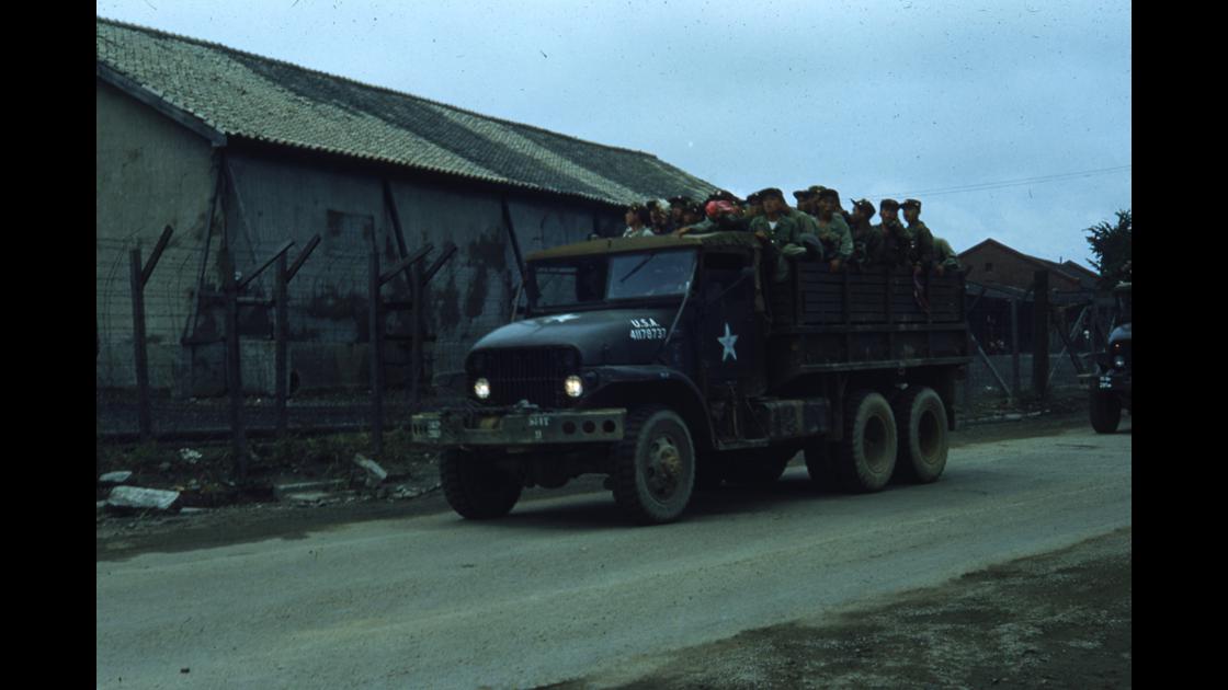 1953년 트럭을 타고 이동하는 중공군  반공포로들_2 썸네일
