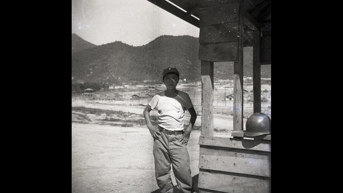1952년 거제도 포로수용소의 한국인 소년 병사 썸네일