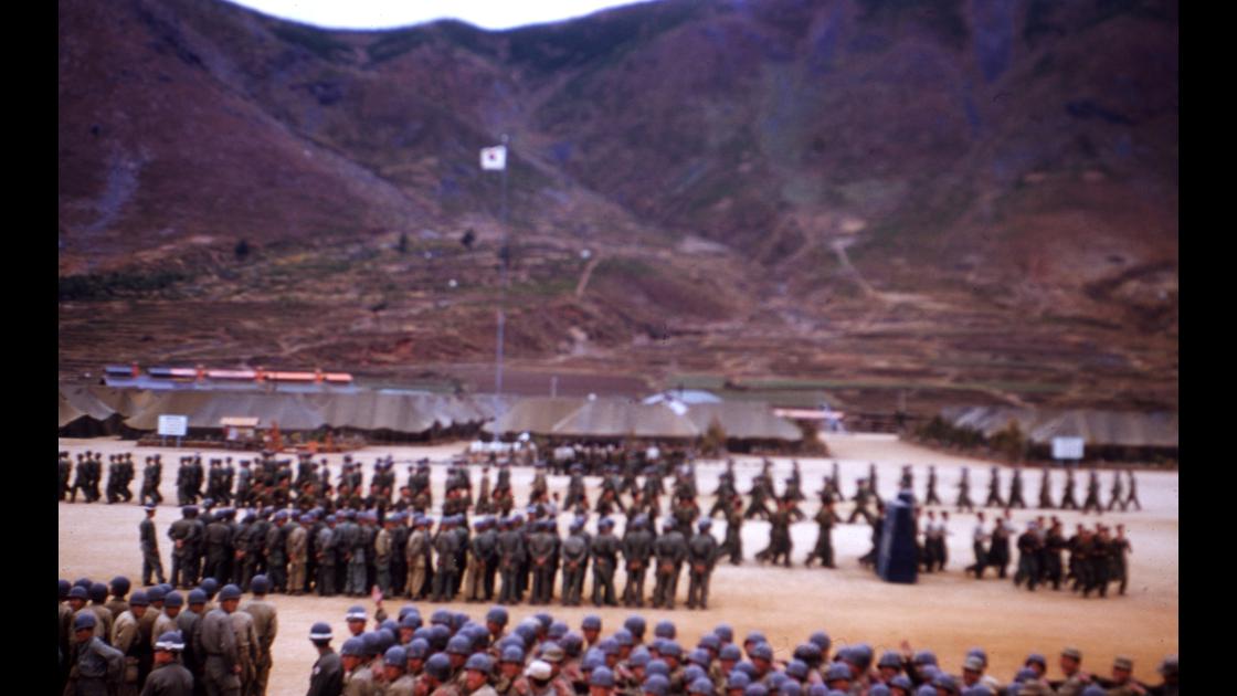 1952년 한국군 부대 사열 모습 썸네일