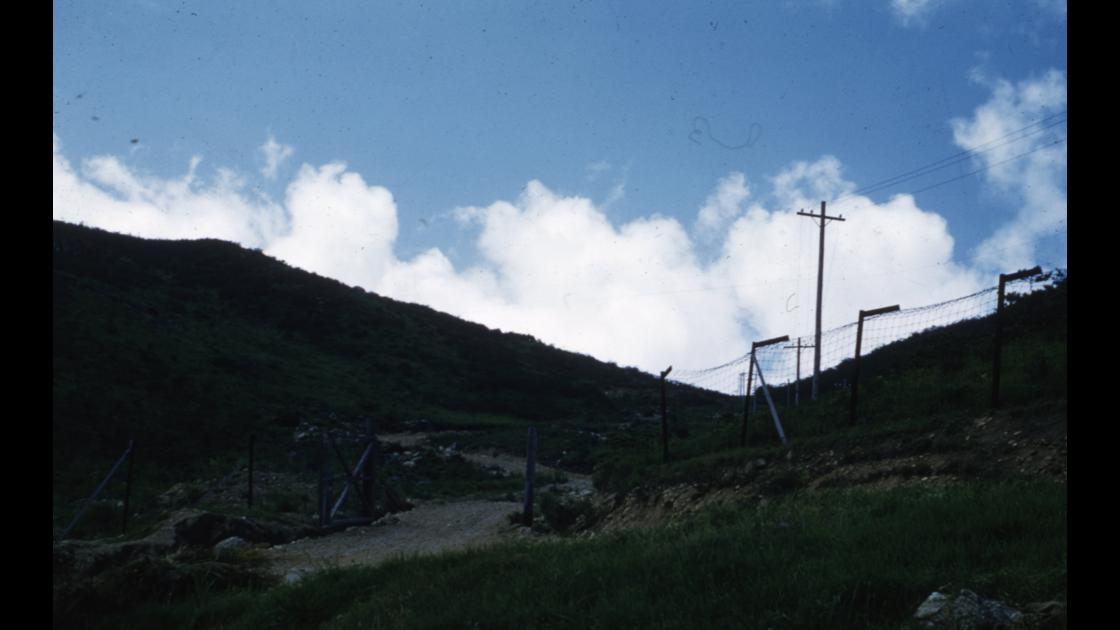 1952년 김포 월곶리 문수산 내 미 해병대 캠프 입구와 주변 철책 썸네일