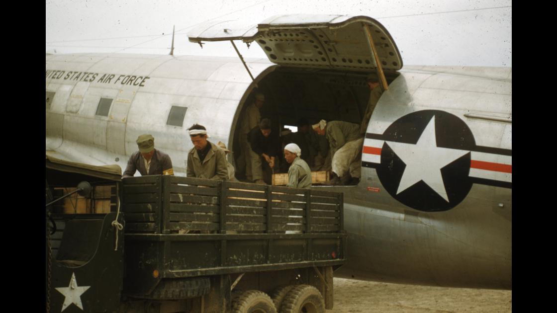 1951년 3월 김포 K-14 비행장의 미 C-46 수송기에서 군수품을 하역하는 모습_1 썸네일