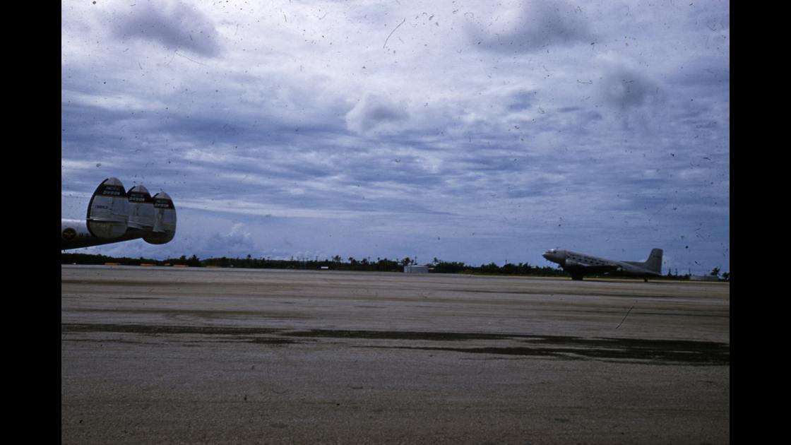 1954년 김포 K-14 비행장의 미 공군 대형 수송기_1 썸네일