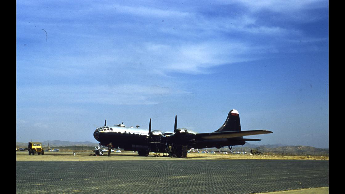 1954년 김포 K-14 비행장의 미 공군 대형 수송기_2 썸네일