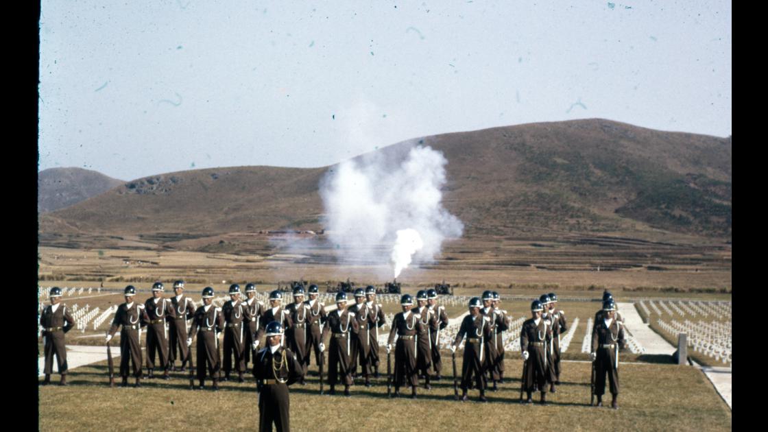 1959년 10월 24일 유엔의 날 기념 행사가 진행되는 부산유엔묘지의 예포 발사_2 썸네일