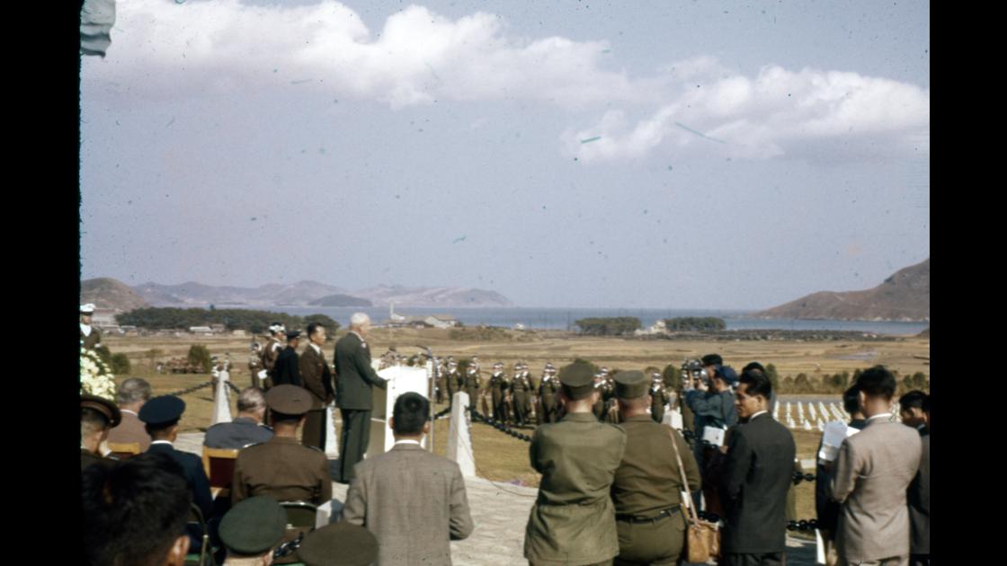 1959년 10월 24일 유엔의 날 기념 행사가 진행되는 부산유엔묘지의 유엔군 관계자 축사 썸네일