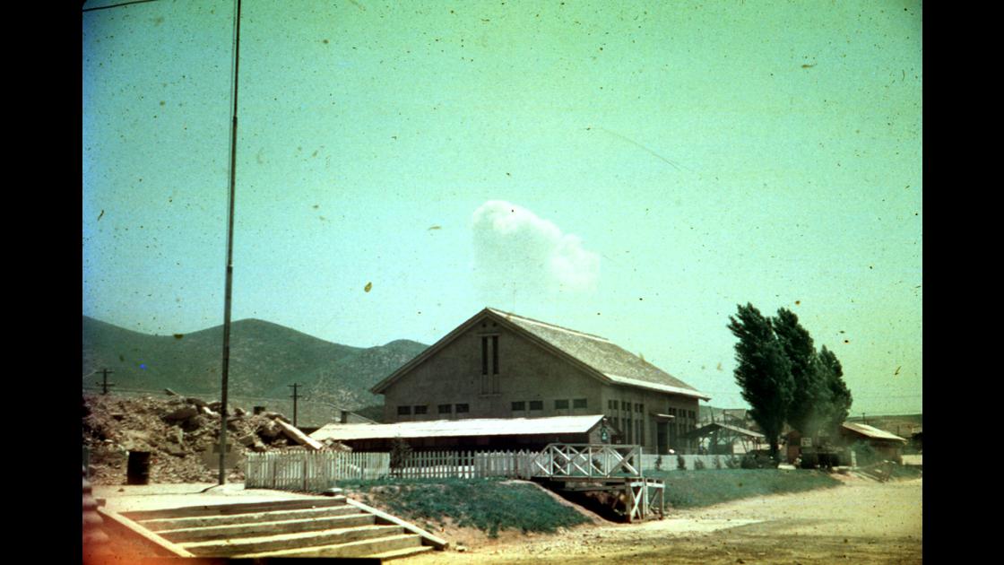 1952년 부산 남구 대연동에 위치했던 미 제5공군사령부에서 사용하던 옛 부산공업학교 강당_2 썸네일