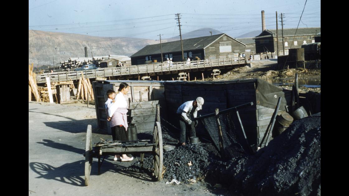 1952년 부산진구 부전천 광무교 옆에서 단탄식 연탄제작과 동명목재 공장 썸네일