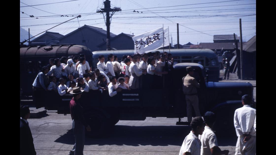 1953년 부산, 휴전반대를 내세우며 트럭을 타고 남포동 앞을 지나며 시위하는 부산시민들 썸네일