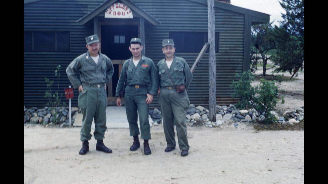 1954년 8월 주한유엔군사령부 135의무대 장교숙소 앞 세 미군 썸네일